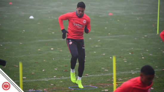 Carlos Salcedo en un entrenamiento del Eintracht