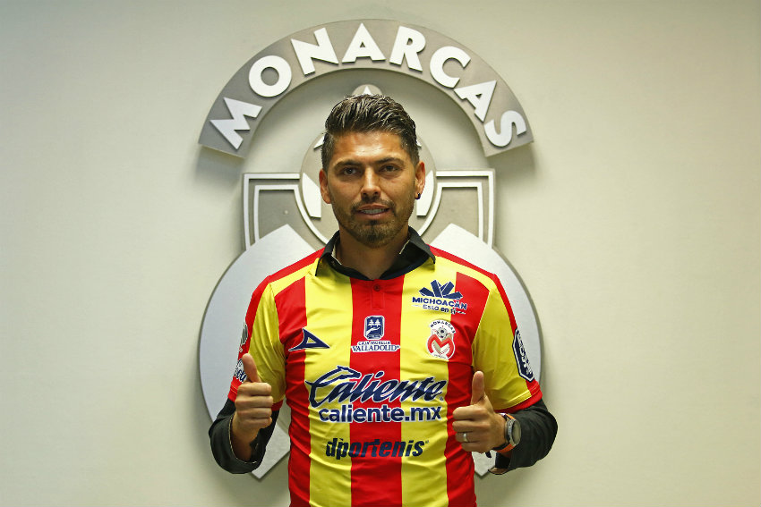 Morales, porta la playera de Monarcas tras anunciarse su homenaje 