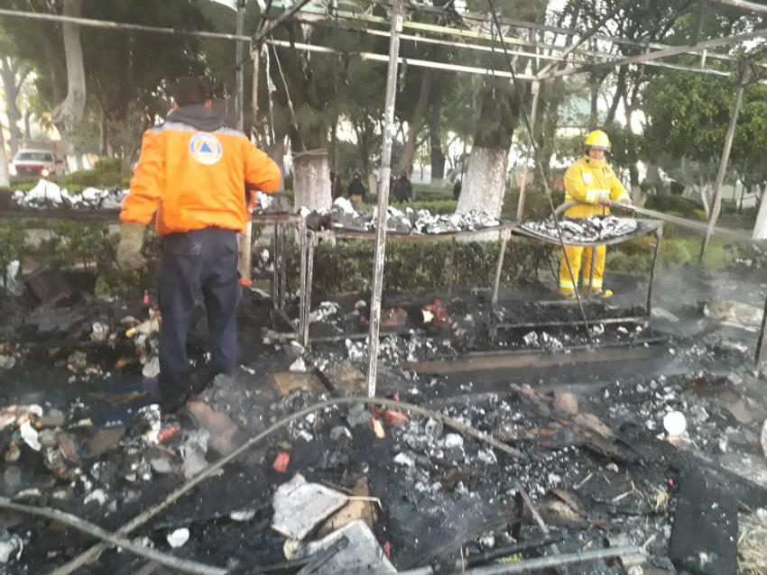 Elementos de seguridad se encargan de retirar escombros tras el incendio 