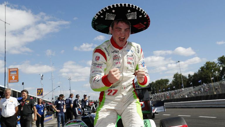 Patricio O'Ward, festeja por conseguir el campeonato de Indy Lights