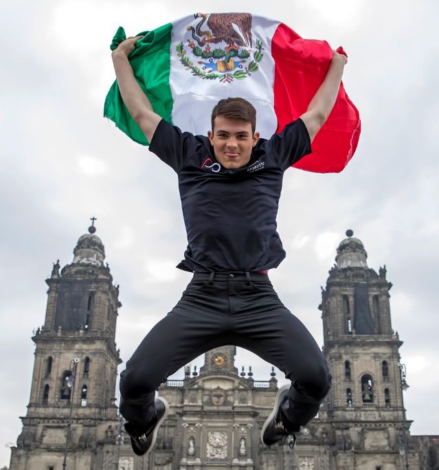 Patricio O'Ward, salta con la bandera de México