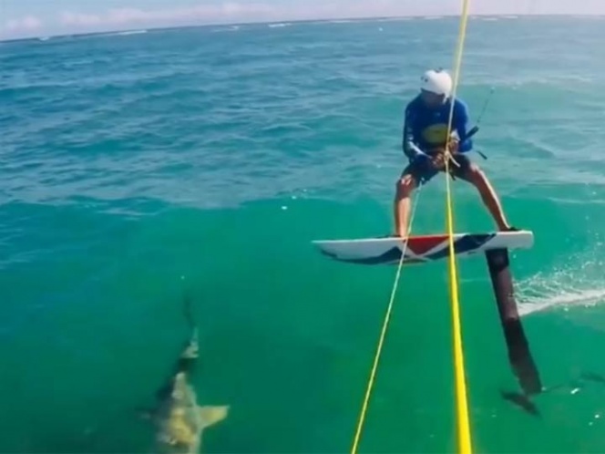 Alex Soto cerca de impactar con el tiburón