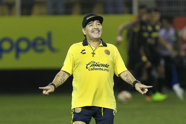 Maradona durante un encuentro ante el Atlético de San Luis
