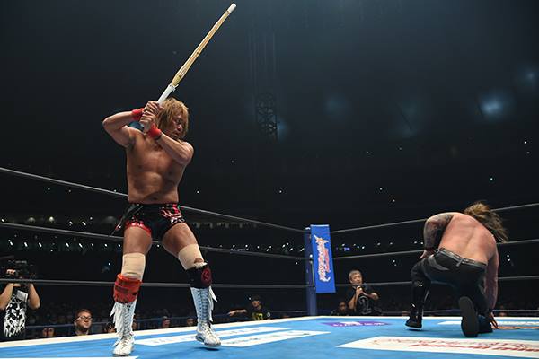 Naito intenta golpear a Jericho con un palo de kendo