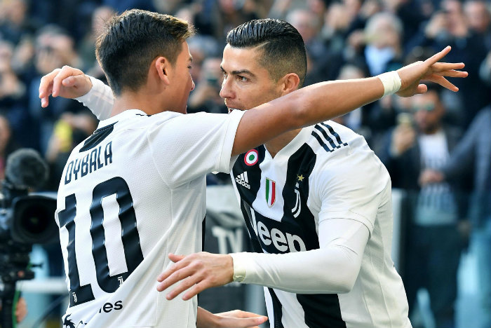 Dybala festeja un gol con Cristiano Ronaldo