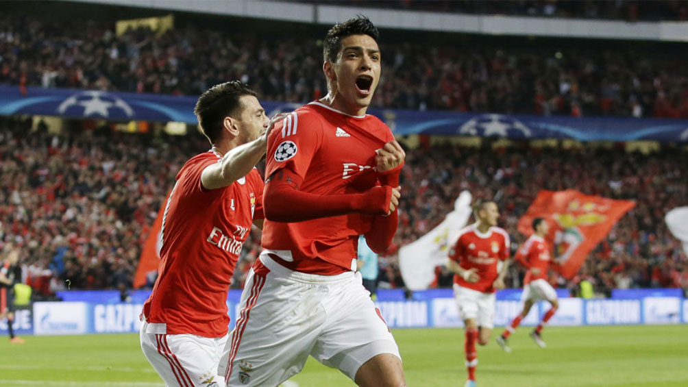 Jiménez celebra una anotación con el Benfica en Champions League