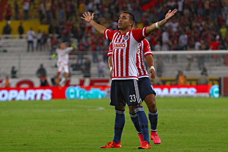 Marco Fabián celebra un gol con Chivas