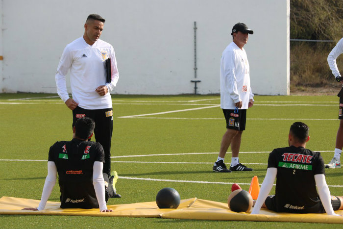 Juninho platica con los jugadores de Tigres 