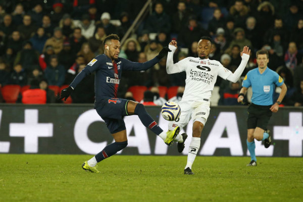 Neymar en acción durante un encuentro ante el Guingamp
