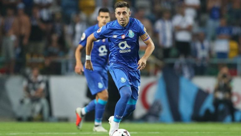 Herrera conduce el esférico en un partido con el Porto 