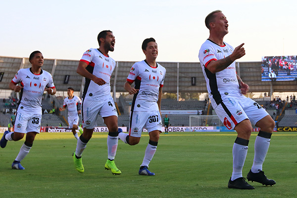 Jugadores de Lobos BUAP celebran gol contra Santos