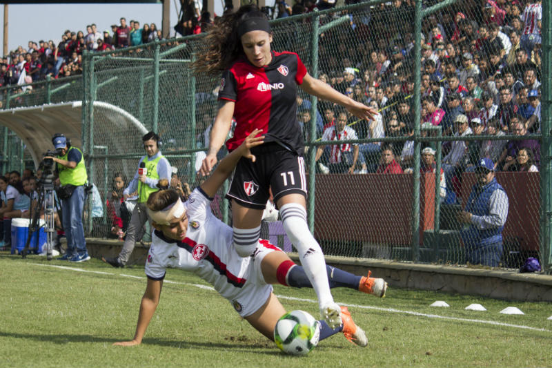 Samara Alcala y Fabiola Ibarra disputan un balón en Colomos
