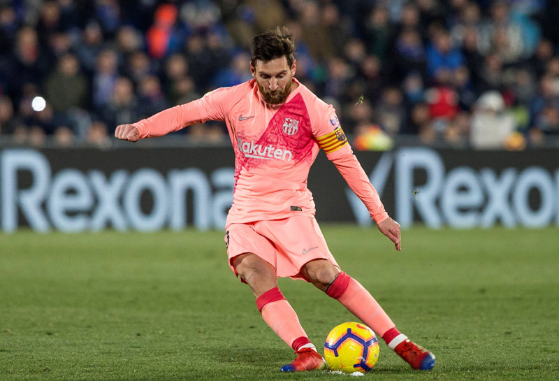 Messi, previo a cobrar un tiro libre en La Liga 