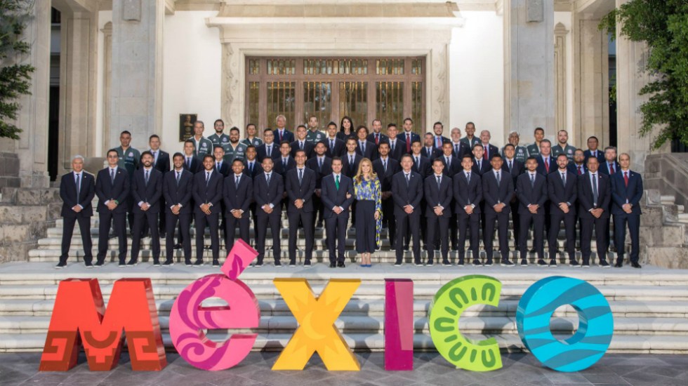 Selección Nacional en los Pinos promocionando 'México' 