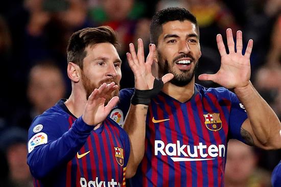 Messi y Suárez festejan en un juego del Barcelona