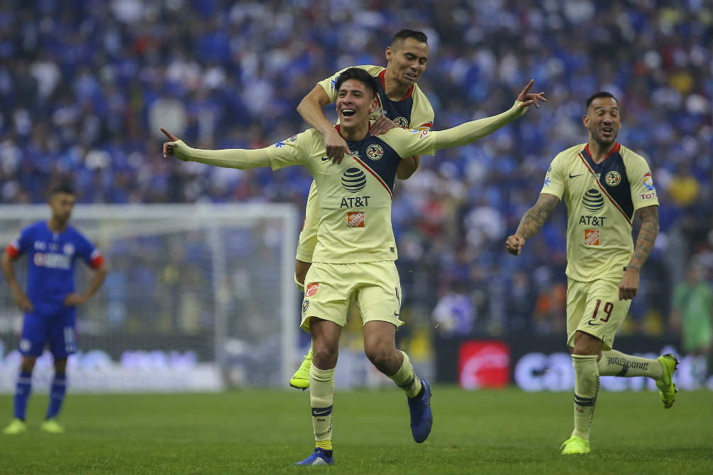 Edson Álvarez festeja uno de sus goles en la Final del A2018