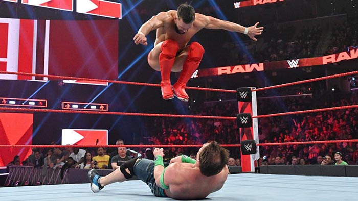 Momento en que Finn Bálor aplica el Coup de Grace a Cena
