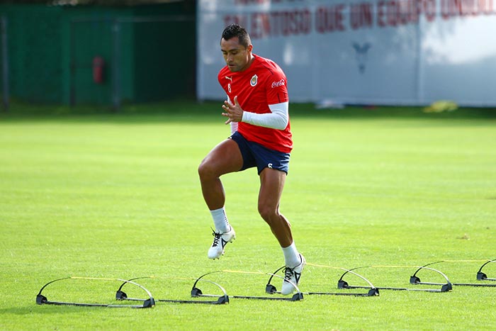 Hernández en un entrenamiento de Chivas