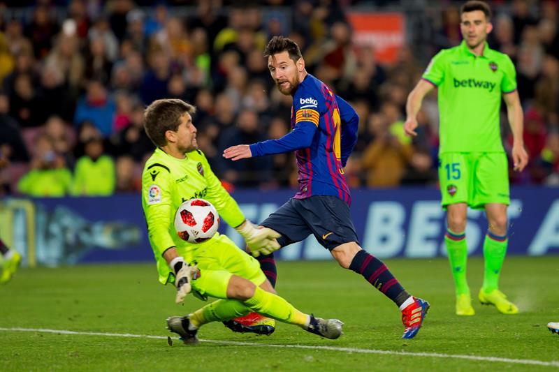 Messi marca la tercera anotación para el Barcelona