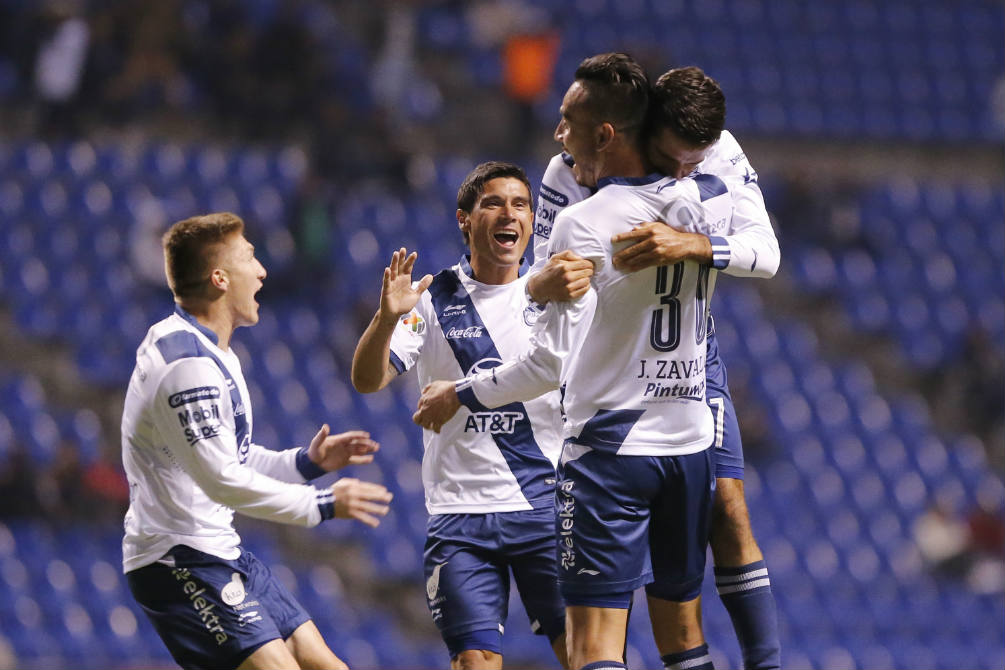 Jugadores del Puebla festejan un gol 