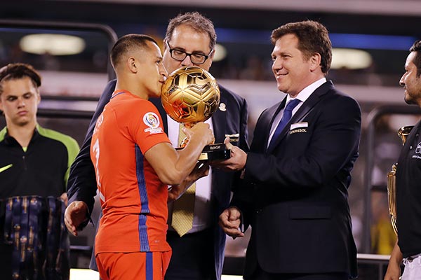 Alexis Sánchez besa trofeo de Copa América