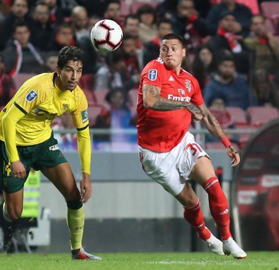 Nico Castillo disputa un balón en un juego con el Benfica