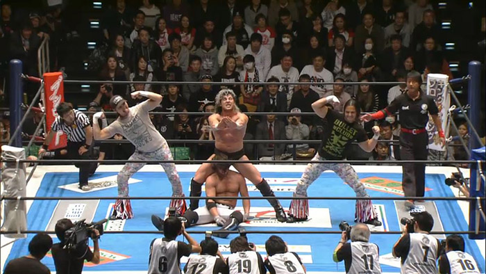 Omega (centro) con los Young Bucks en NJPW