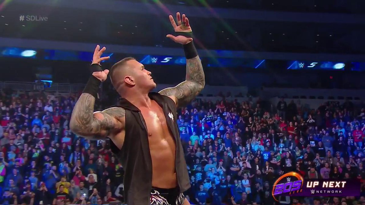Orton hace la pose de la perfección en SmackDown