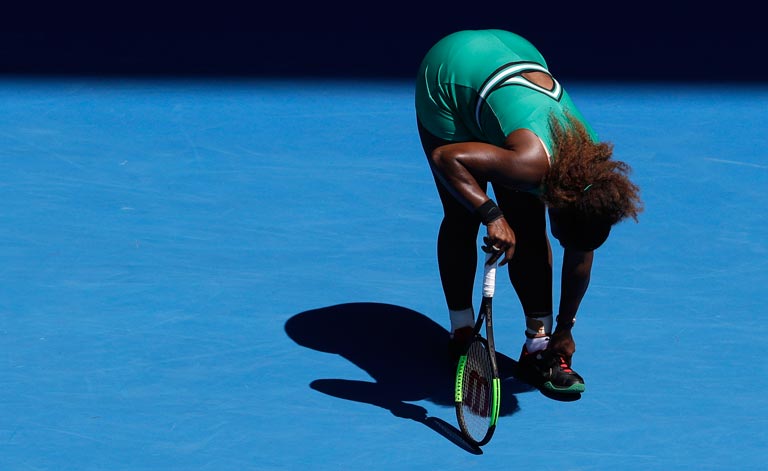 Serena Williams se acomoda su calzado