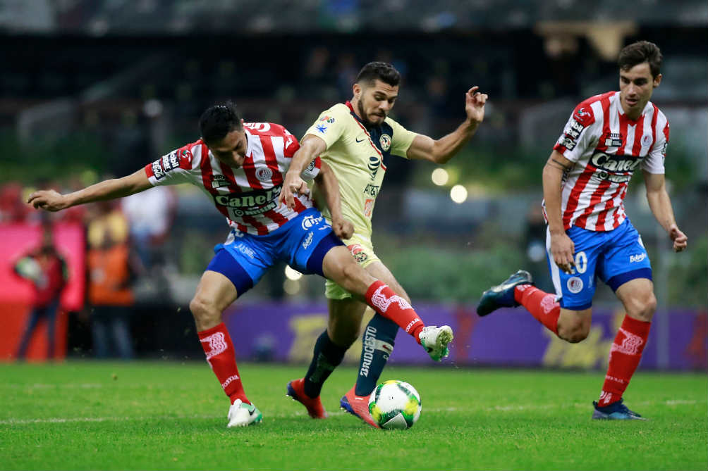 Jugadores diputan la pelota en duelo de Copa MX