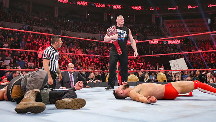 Brock Lesnar en el ring de RAW
