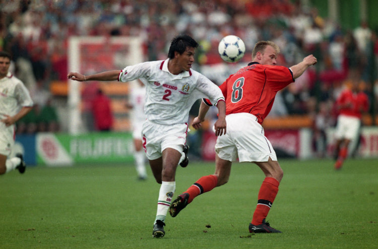 Suárez, en el suelo vs Holanda en el Mundial de Frnacia 1998