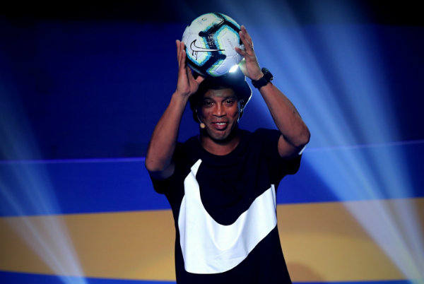 Ronaldinho presenta el balón de la Copa América