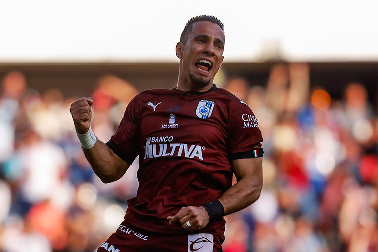 Sanvezzo celebra un gol con Querétaro