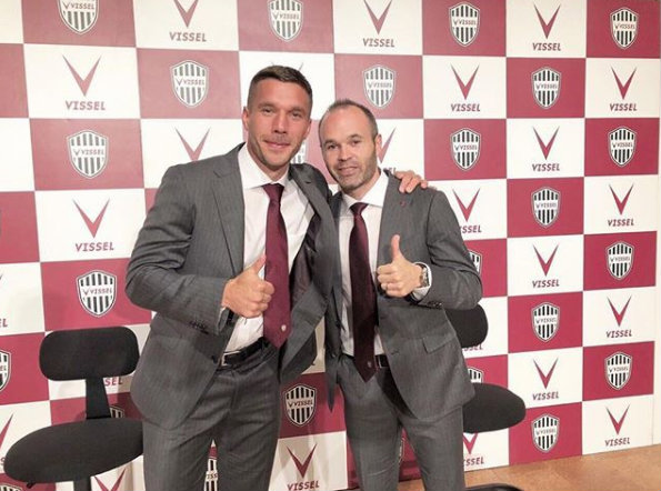 Lukas Podolski y Andrés Iniesta durante un evento del Vissel Kobe