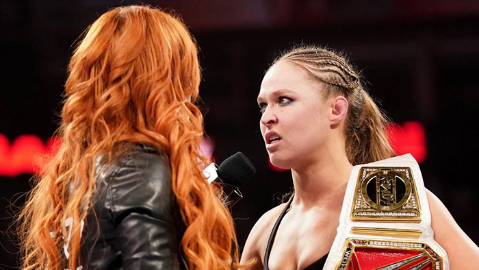 Becky Lynch y Ronda Rousey se encaran