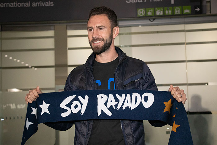 Miguel Layún posa con una bufanda de Rayados
