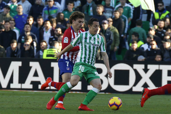 Andrés Guardado disputa un balón con Griezmann