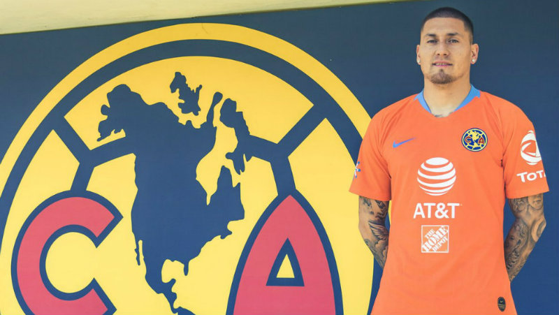 Nico Castillo posa con el jersey naranja del América