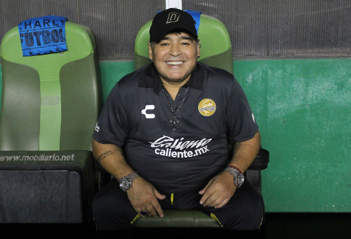 Maradona observa un juego de Dorados