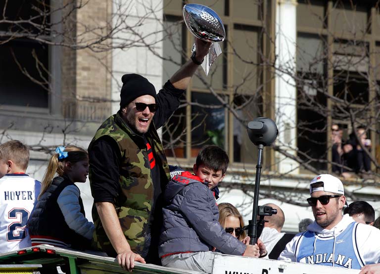 Tom Brady levanta el Vince Lombardi durante el desfile