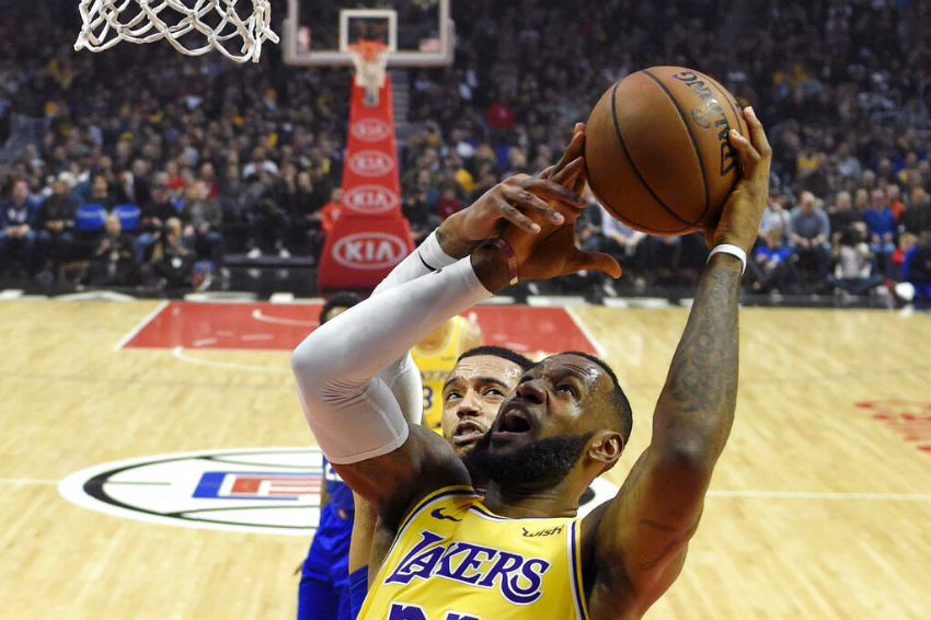 LeBron intenta encestar en partido de los Angeles Lakers 
