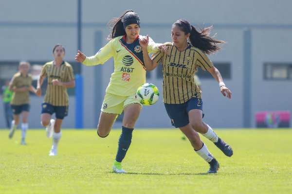 Viviana Michel y Ana Lopez, durante partido
