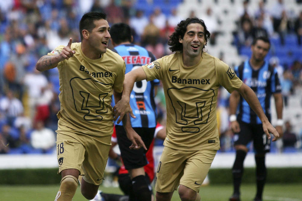 Ismael Sosa y Matías Britos festejan un gol ante Gallos en el 2014
