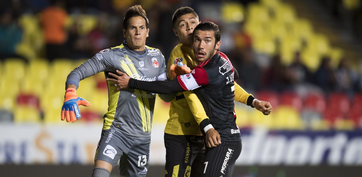 Sebastián Sosa está atento al ataque del equipo rival