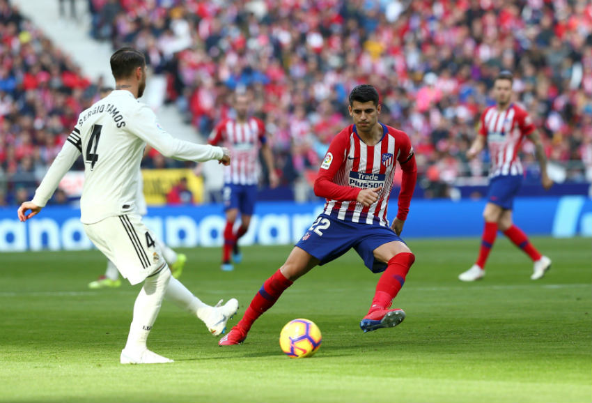 Ramos hace un pase en el encuentro frente al Atlético de Madrid 