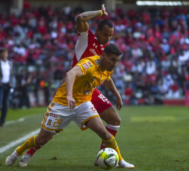Dueñas protege el balón en choque contra Toluca