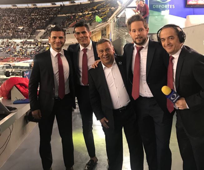 Pollo Ortíz, junto a sus compañeros de Televisa Deportes