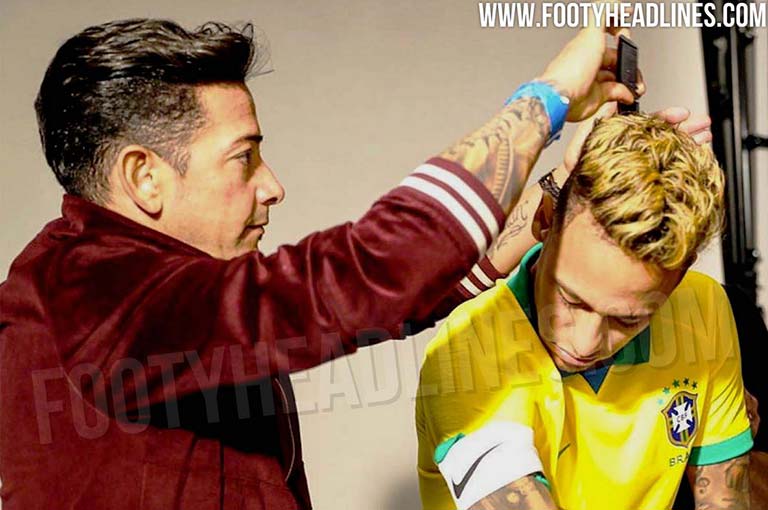Tenório peina a Neymar, quien luce el uniforme de Brasil