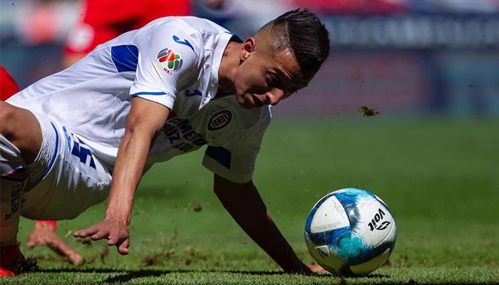 'Piojo' Álvarado cayendo al césped durante el partido ante Toluca 